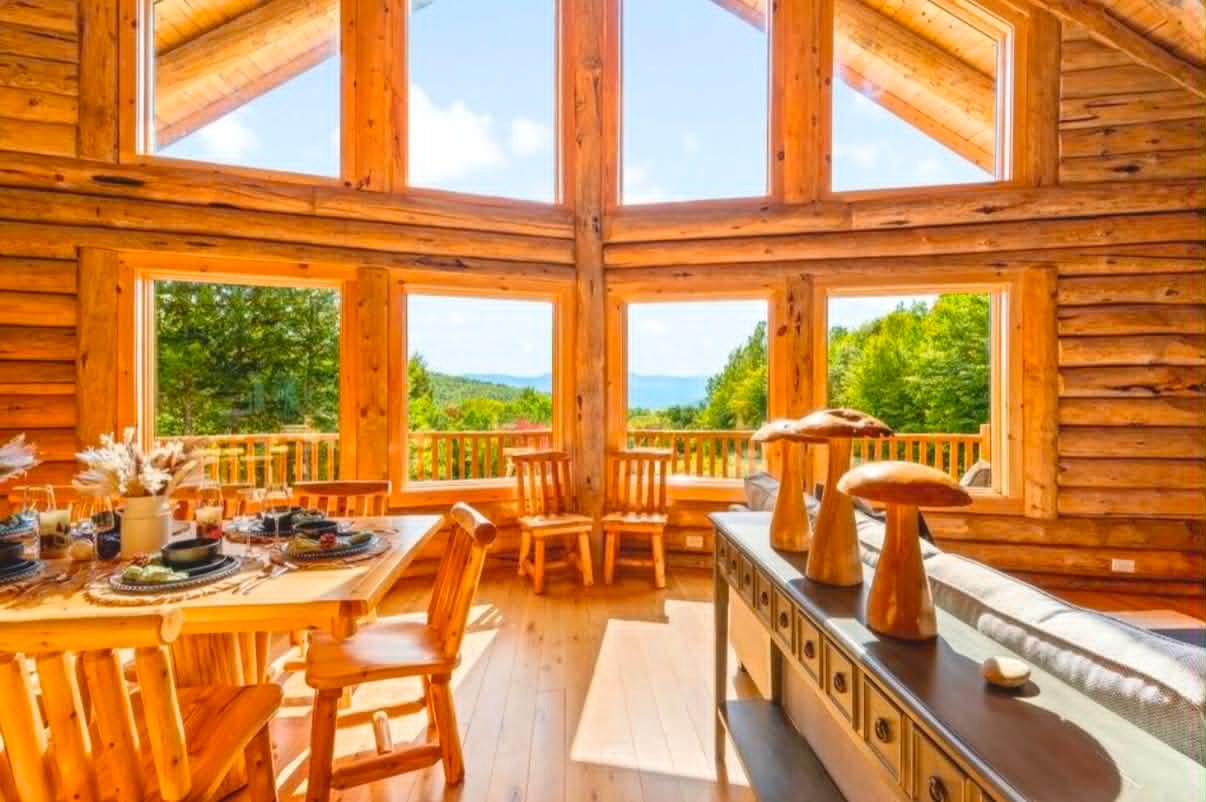 Mountain-view dining, dressed for dinner